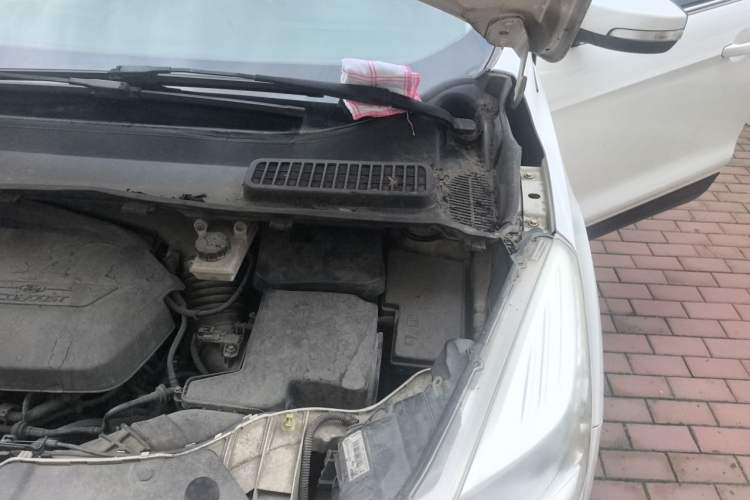 Used Ford Kuga 2013 1.6L GTDi Two-Wheel-Drive Trend Model Engine Bay Left
