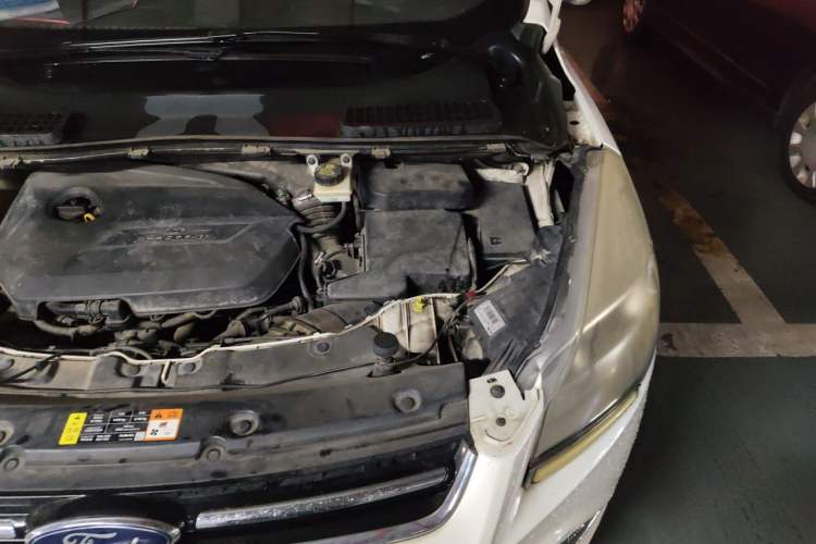 Used Ford Kuga 2013 1.6L GTDi Two-Wheel-Drive Trend Model Engine Bay Left