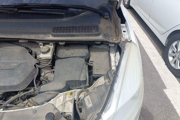 Used Ford Kuga 2013 1.6L GTDi Two-Wheel-Drive Trend Model Engine Bay Left