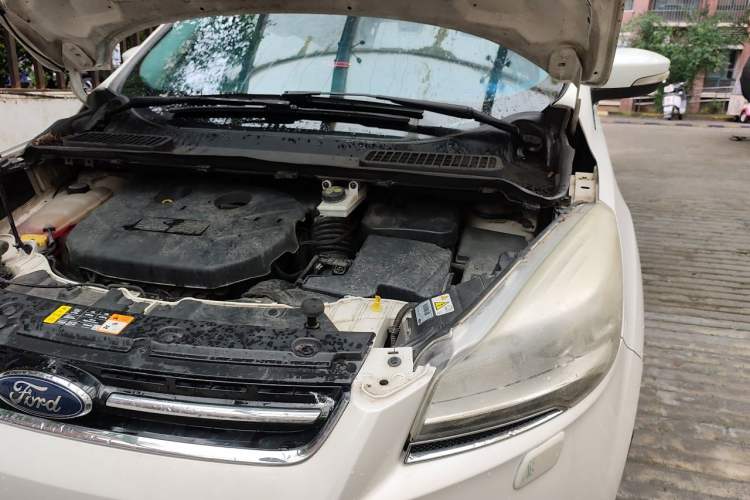 Used Ford Kuga 2013 2.0L GTDi Four-Wheel Drive Premium Model Engine Bay Left