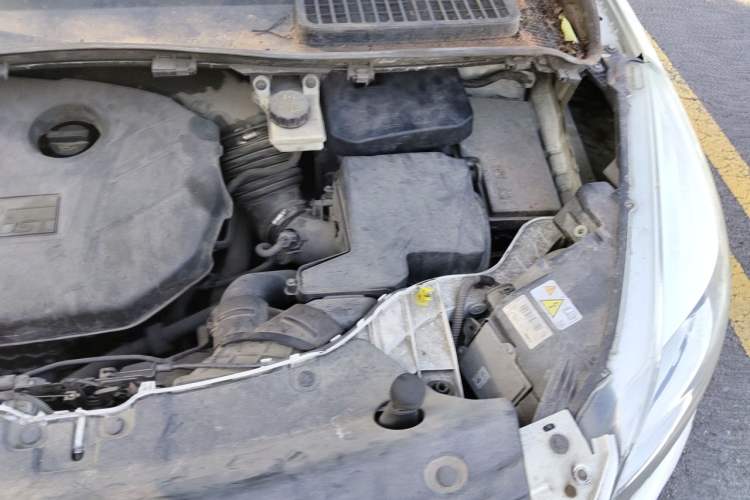 Used Ford Kuga 2013 2.0L GTDi Four-Wheel-Drive Sport Model Engine Bay Left