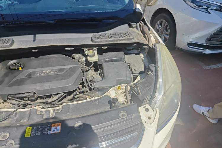 Used Ford Kuga 2013 1.6L GTDi Two-Wheel-Drive Trend Model Engine Bay Left