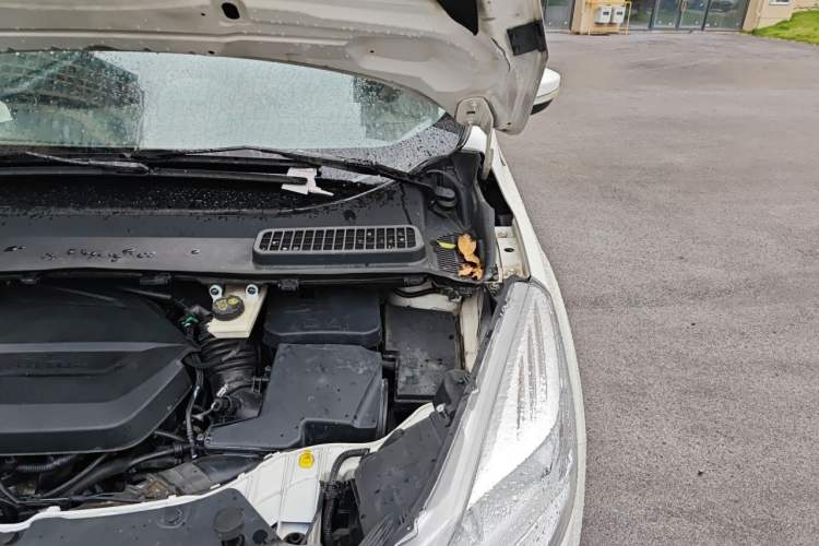 Used Ford Kuga 2013 1.6L GTDi Two-Wheel-Drive Trend Model Engine Bay Left