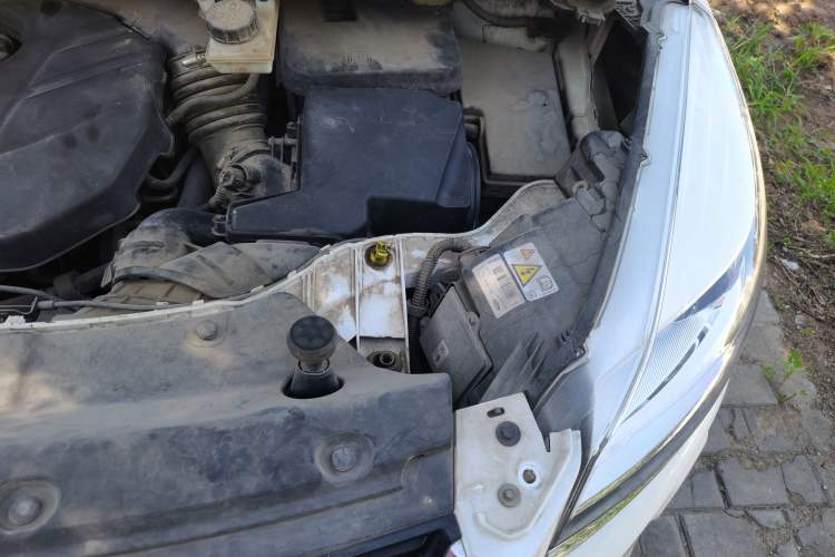 Used Ford Kuga 2013 2.0L GTDi Four-Wheel-Drive Sport Model Engine Bay Left
