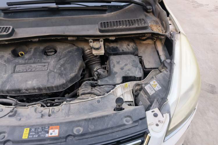 Used Ford Kuga 2013 2.0L GTDi Four-Wheel-Drive Sport Model Engine Bay Left