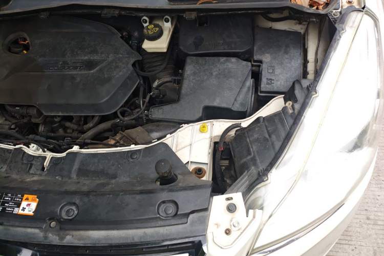 Used Ford Kuga 2013 1.6L GTDi Two-Wheel-Drive Trend Model Engine Bay Left