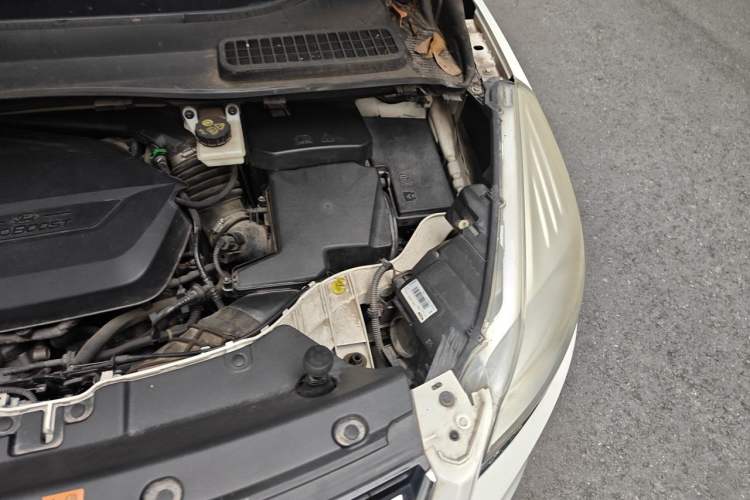 Used Ford Kuga 2013 1.6L GTDi Two-Wheel-Drive Trend Model Engine Bay Left