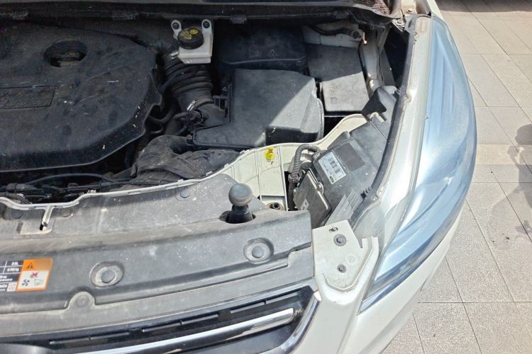 Used Ford Kuga 2013 2.0L GTDi Four-Wheel-Drive Sport Model Engine Bay Left