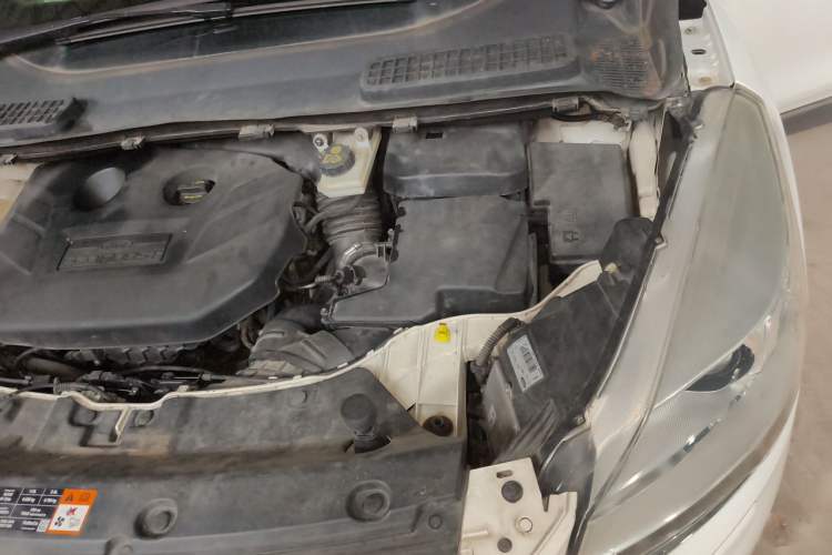 Used Ford Kuga 2013 2.0L GTDi Four-Wheel Drive Premium Model Engine Bay Left