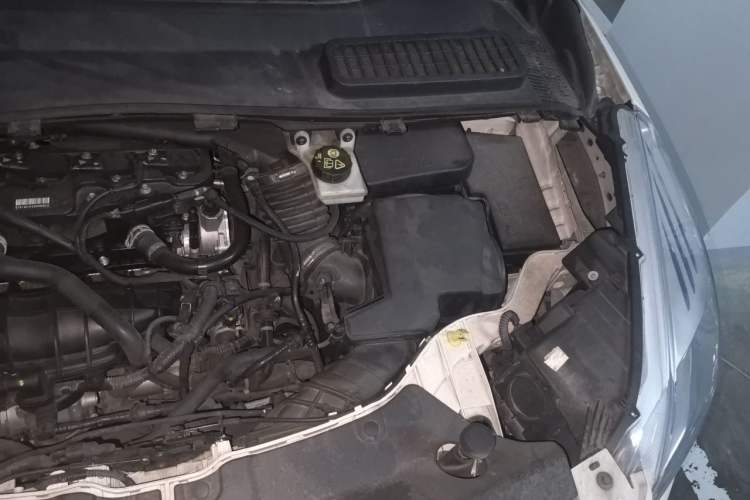 Used Ford Kuga 2013 1.6L GTDi Two-Wheel-Drive Trend Model Engine Bay Left
