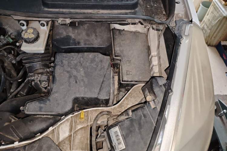 Used Ford Kuga 2013 2.0L GTDi Four-Wheel-Drive Elite Model Engine Bay Left