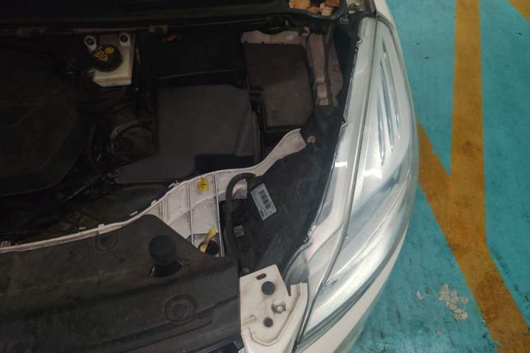 Used Ford Kuga 2013 1.6L GTDi Two-Wheel-Drive Trend Model Engine Bay Left