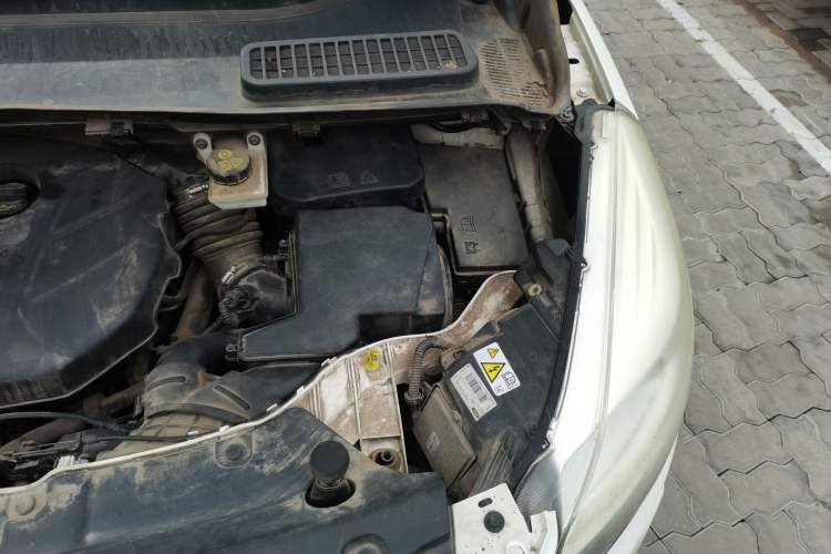 Used Ford Kuga 2013 2.0L GTDi Four-Wheel Drive Premium Model Engine Bay Left