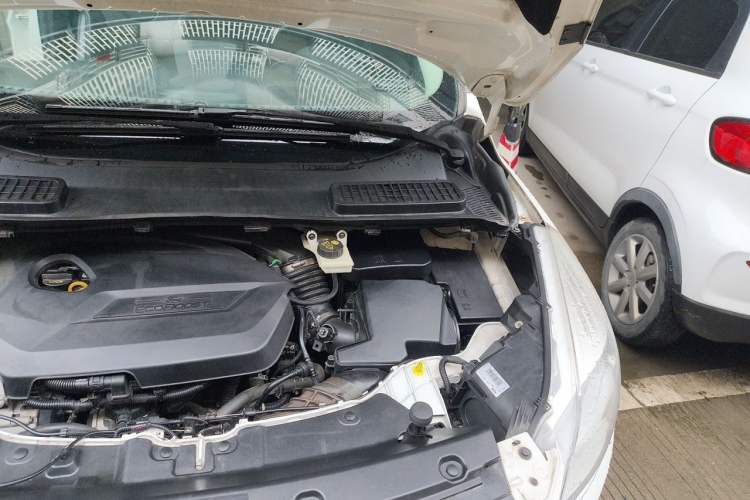 Used Ford Kuga 2013 1.6L GTDi Two-Wheel-Drive Trend Model Engine Bay Left
