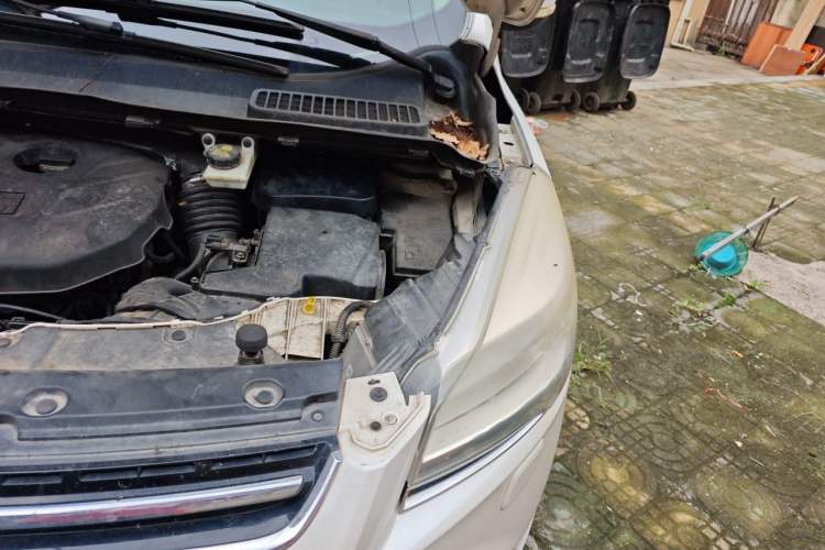 Used Ford Kuga 2013 2.0L GTDi Four-Wheel Drive Premium Model Engine Bay Left