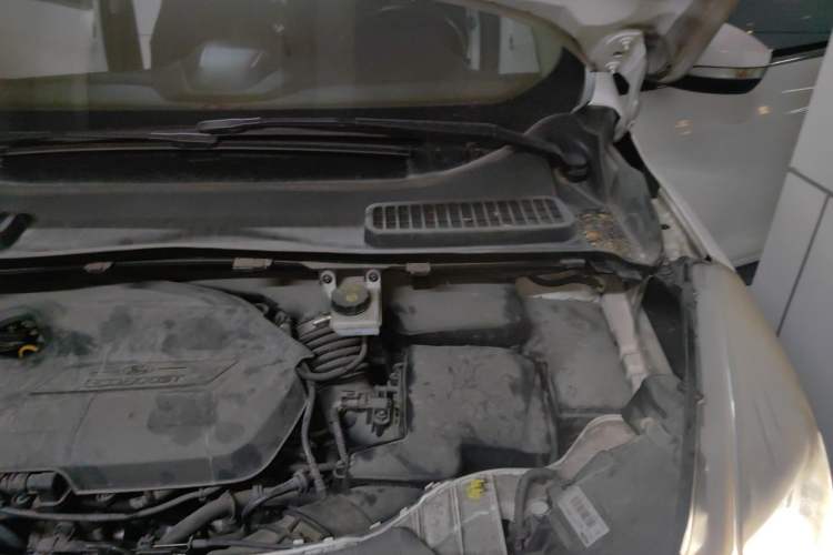 Used Ford Kuga 2013 1.6L GTDi Two-Wheel-Drive Trend Model Engine Bay Left