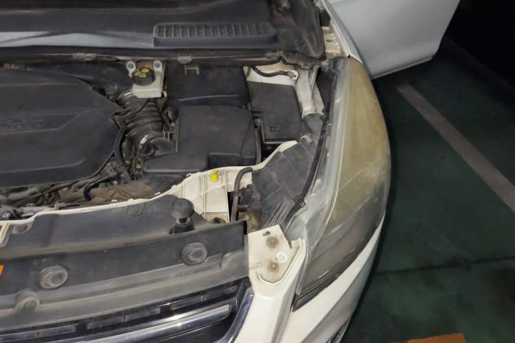 Used Ford Kuga 2013 1.6L GTDi Two-Wheel-Drive Trend Model Engine Bay Left