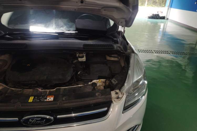 Used Ford Kuga 2013 1.6L GTDi Two-Wheel-Drive Trend Model Engine Bay Left