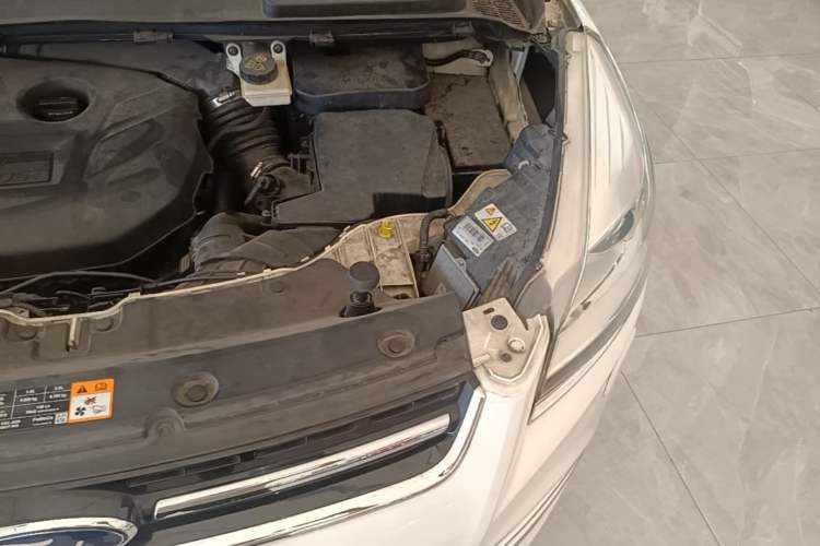 Used Ford Kuga 2013 2.0L GTDi Four-Wheel-Drive Sport Model Engine Bay Left