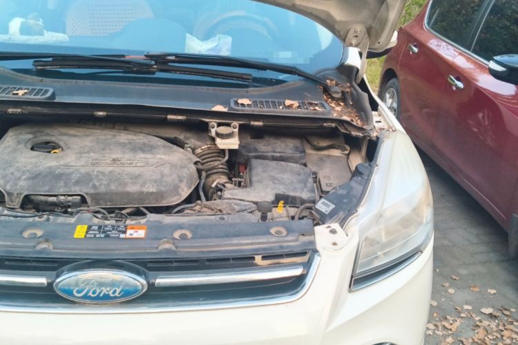 Used Ford Kuga 2013 1.6L GTDi Two-Wheel-Drive Trend Model Engine Bay Left