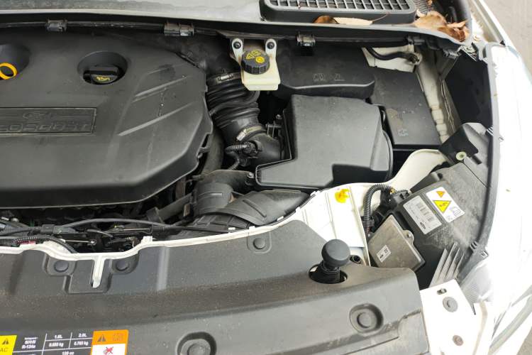 Used Ford Kuga 2013 2.0L GTDi Four-Wheel-Drive Sport Model Engine Bay Left