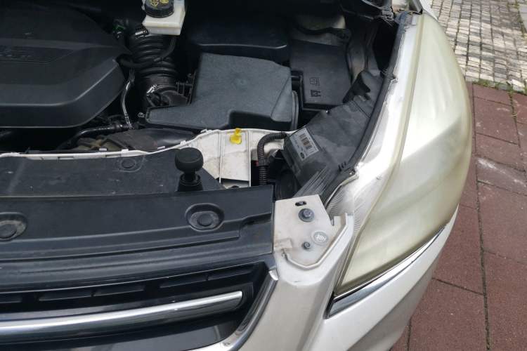 Used Ford Kuga 2013 1.6L GTDi Two-Wheel-Drive Trend Model Engine Bay Left