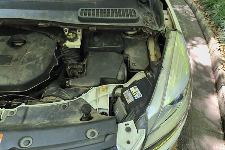 Used Ford Kuga 2013 2.0L GTDi Four-Wheel-Drive Sport Model Engine Bay Left