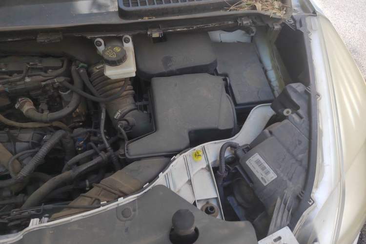 Used Ford Kuga 2013 1.6L GTDi Two-Wheel-Drive Trend Model Engine Bay Left