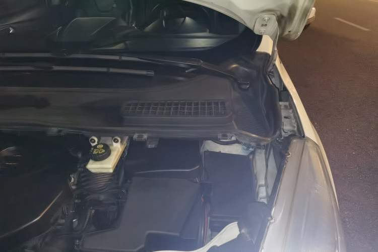 Used Ford Kuga 2013 2.0L GTDi Four-Wheel-Drive Sport Model Engine Bay Left