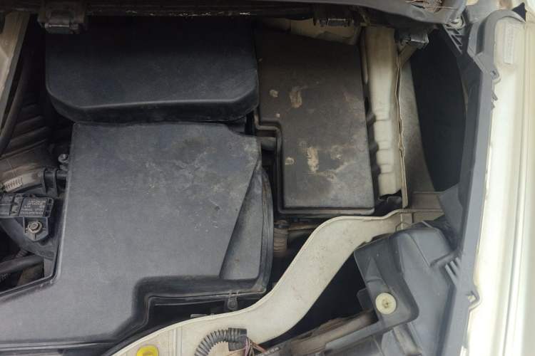 Used Ford Kuga 2013 1.6L GTDi Two-Wheel-Drive Trend Model Engine Bay Left