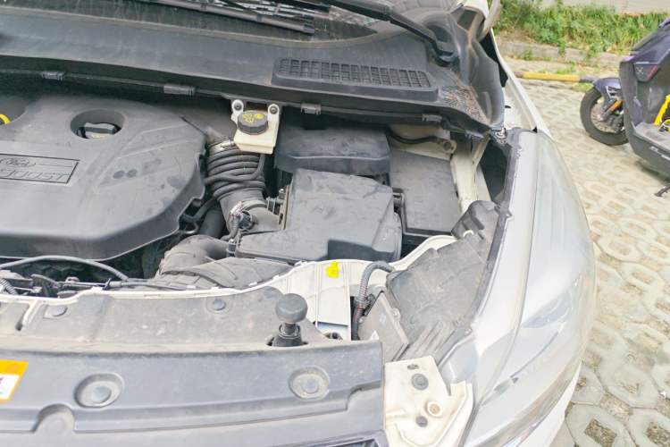 Used Ford Kuga 2013 2.0L GTDi Four-Wheel Drive Premium Model Engine Bay Left