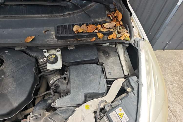 Used Ford Kuga 2013 2.0L GTDi Four-Wheel-Drive Sport Model Engine Bay Left