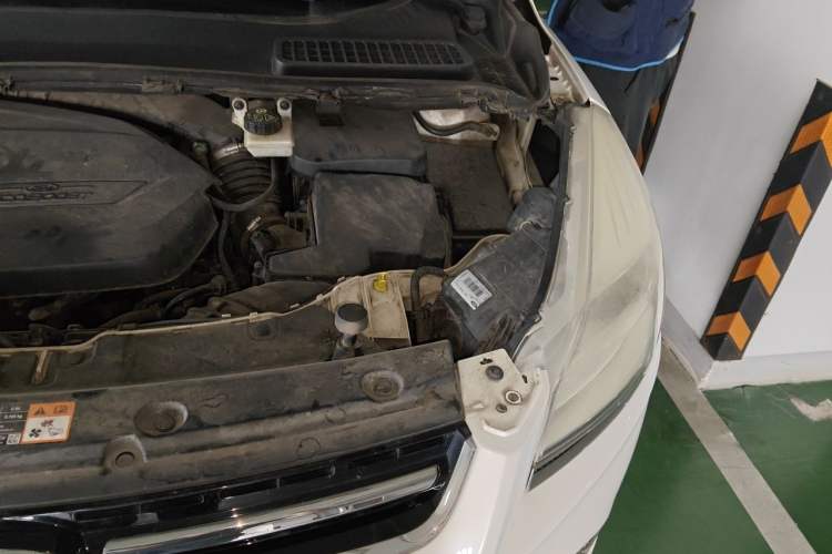 Used Ford Kuga 2013 1.6L GTDi Two-Wheel-Drive Trend Model Engine Bay Left