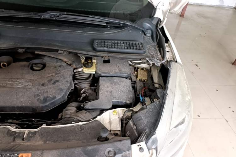 Used Ford Kuga 2013 2.0L GTDi Four-Wheel-Drive Sport Model Engine Bay Left