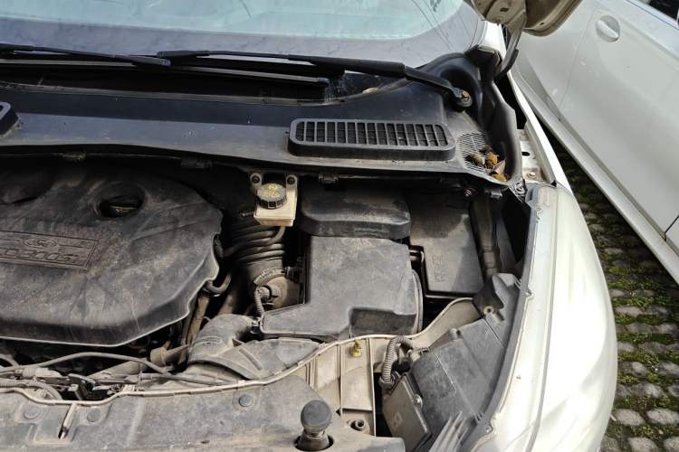 Used Ford Kuga 2013 2.0L GTDi Four-Wheel Drive Premium Model Engine Bay Left