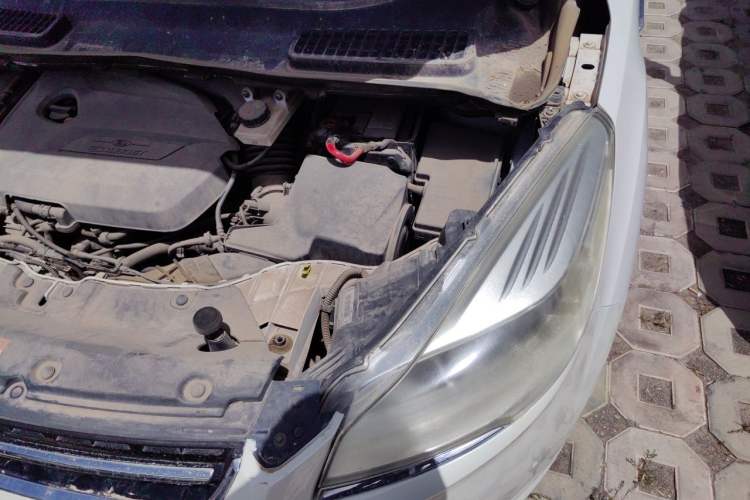 Used Ford Kuga 2013 1.6L GTDi Two-Wheel-Drive Trend Model Engine Bay Left