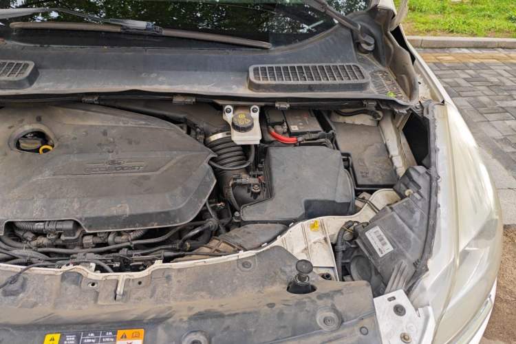 Used Ford Kuga 2013 1.6L GTDi Two-Wheel-Drive Trend Model Engine Bay Left