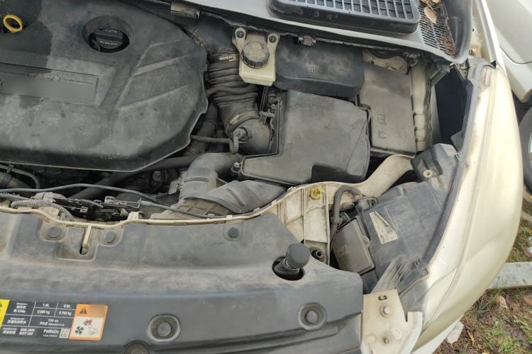 Used Ford Kuga 2013 2.0L GTDi Four-Wheel-Drive Sport Model Engine Bay Left