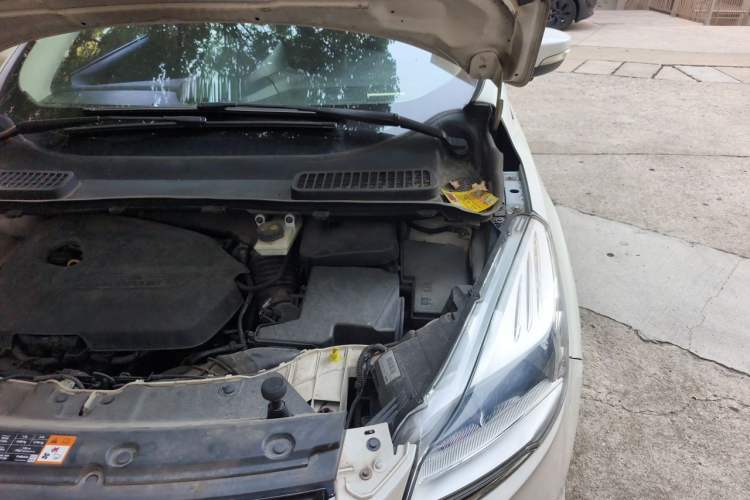 Used Ford Kuga 2013 1.6L GTDi Two-Wheel-Drive Trend Model Engine Bay Left