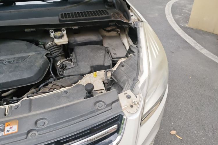 Used Ford Kuga 2013 1.6L GTDi Two-Wheel-Drive Trend Model Engine Bay Left