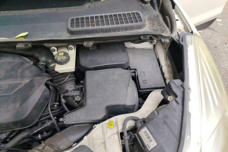 Used Ford Kuga 2013 1.6L GTDi Two-Wheel-Drive Trend Model Engine Bay Left
