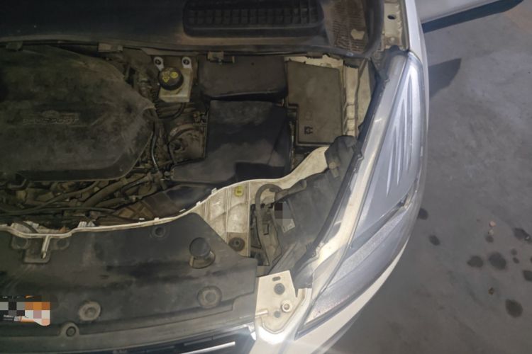 Used Ford Kuga 2013 1.6L GTDi Two-Wheel-Drive Trend Model Engine Bay Left