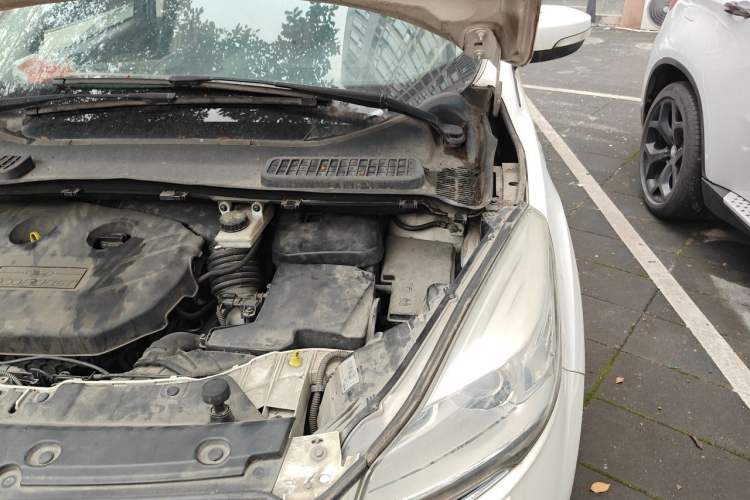 Used Ford Kuga 2013 2.0L GTDi Four-Wheel Drive Premium Model Engine Bay Left