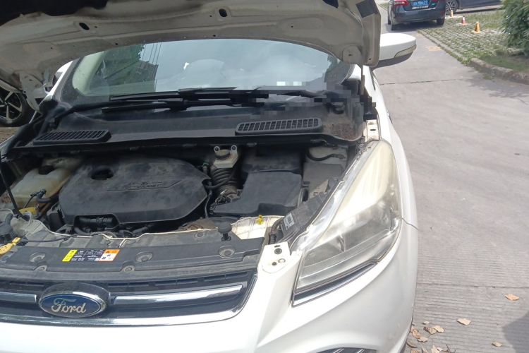 Used Ford Kuga 2013 1.6L GTDi Two-Wheel-Drive Trend Model Engine Bay Left
