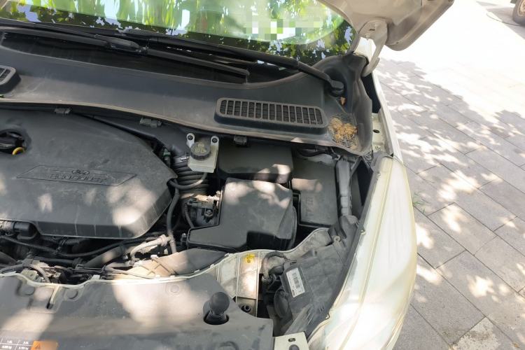 Used Ford Kuga 2013 1.6L GTDi Two-Wheel-Drive Trend Model Engine Bay Left