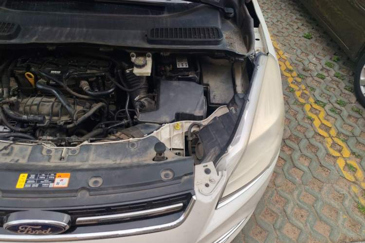 Used Ford Kuga 2013 1.6L GTDi Two-Wheel-Drive Trend Model Engine Bay Left