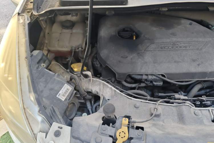 Used Ford Kuga 2013 1.6L GTDi Two-Wheel-Drive Trend Model Engine Bay Right