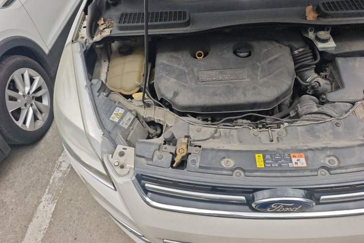 Used Ford Kuga 2013 2.0L GTDi Four-Wheel-Drive Sport Model Engine Bay Right