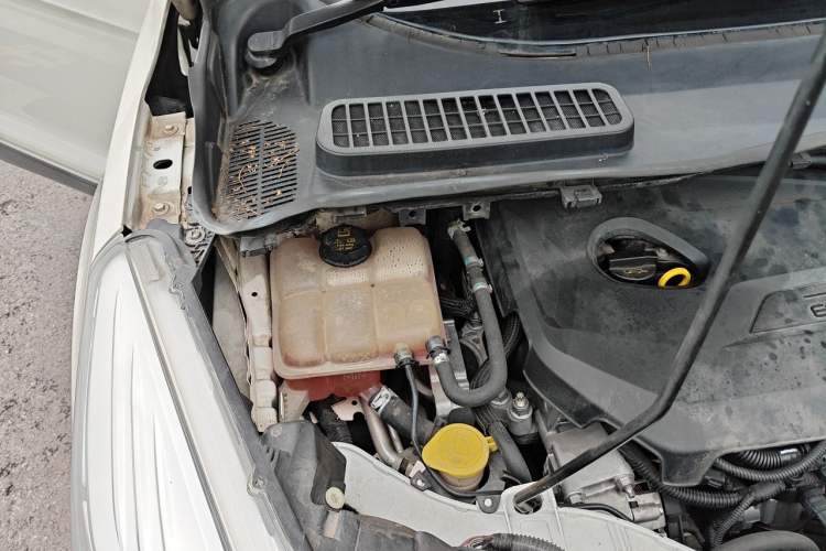 Used Ford Kuga 2013 1.6L GTDi Two-Wheel-Drive Trend Model Engine Bay Right