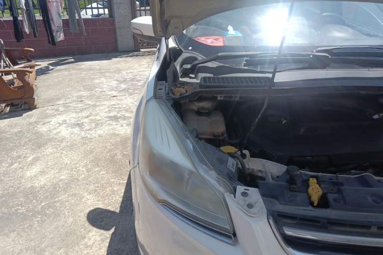 Used Ford Kuga 2013 1.6L GTDi Two-Wheel-Drive Trend Model Engine Bay Right